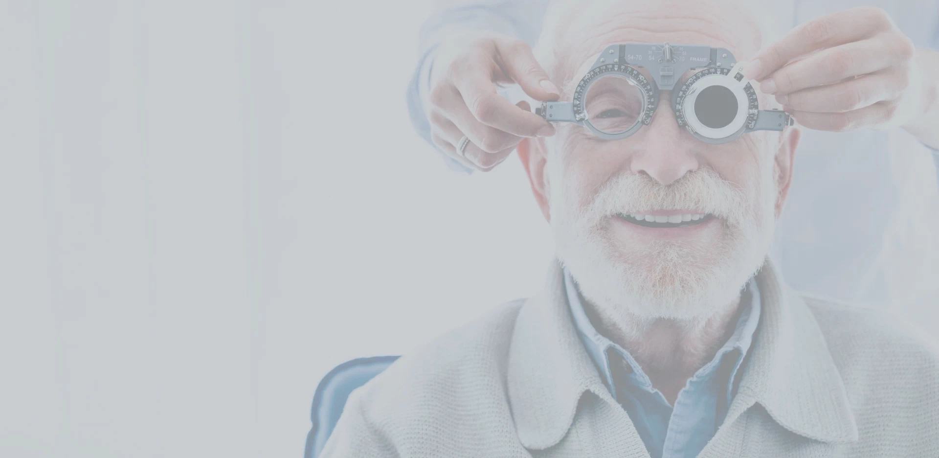 starszy mężczyzna na badaniu wzroku